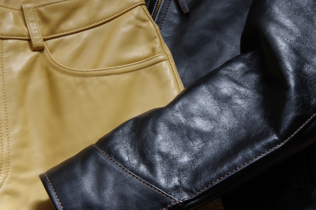 レザージャケットとレザーパンツの画像