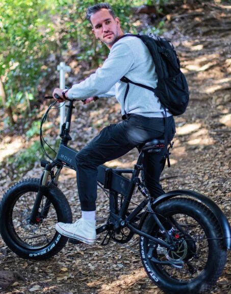MOVEの電動自転車に乗っている人の写真