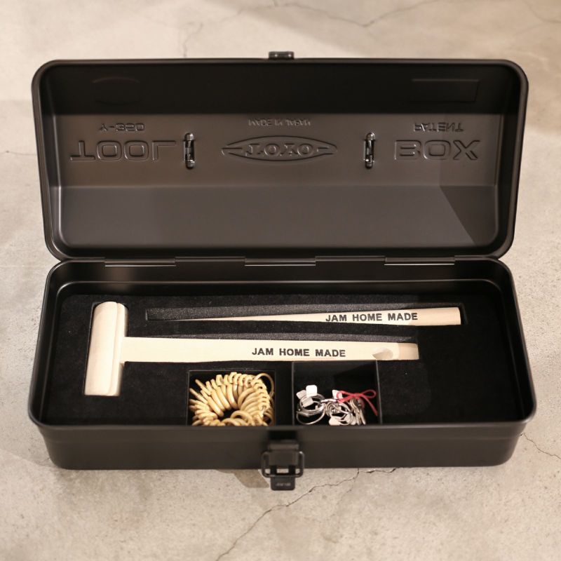TOYO STEEL製のツールボックスに入った特別なセットの写真