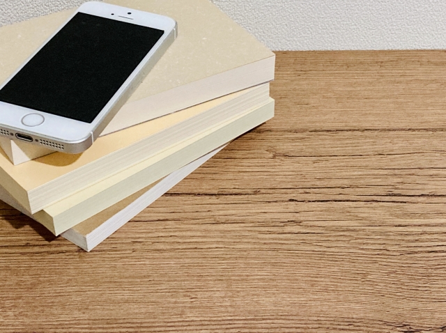 本とスマホの写真