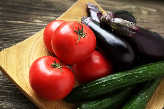 畑で取れた野菜の画像