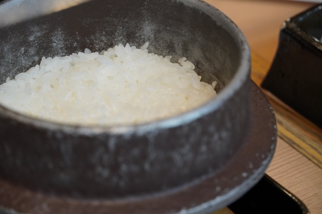 竈で炊いたご飯の画像