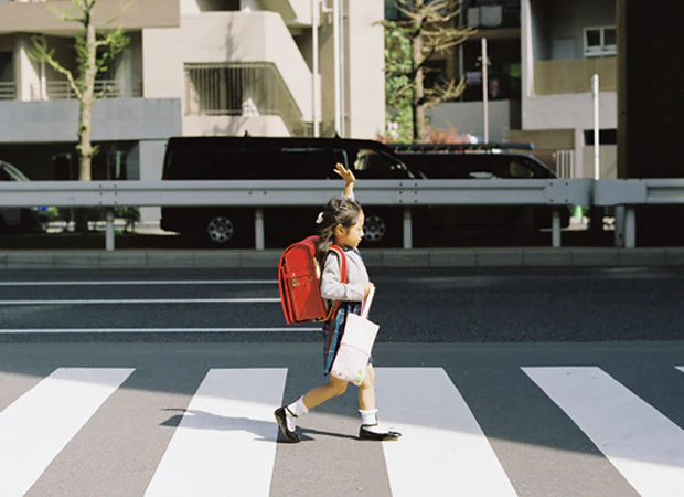 ランドセルを背負った小学生の画像