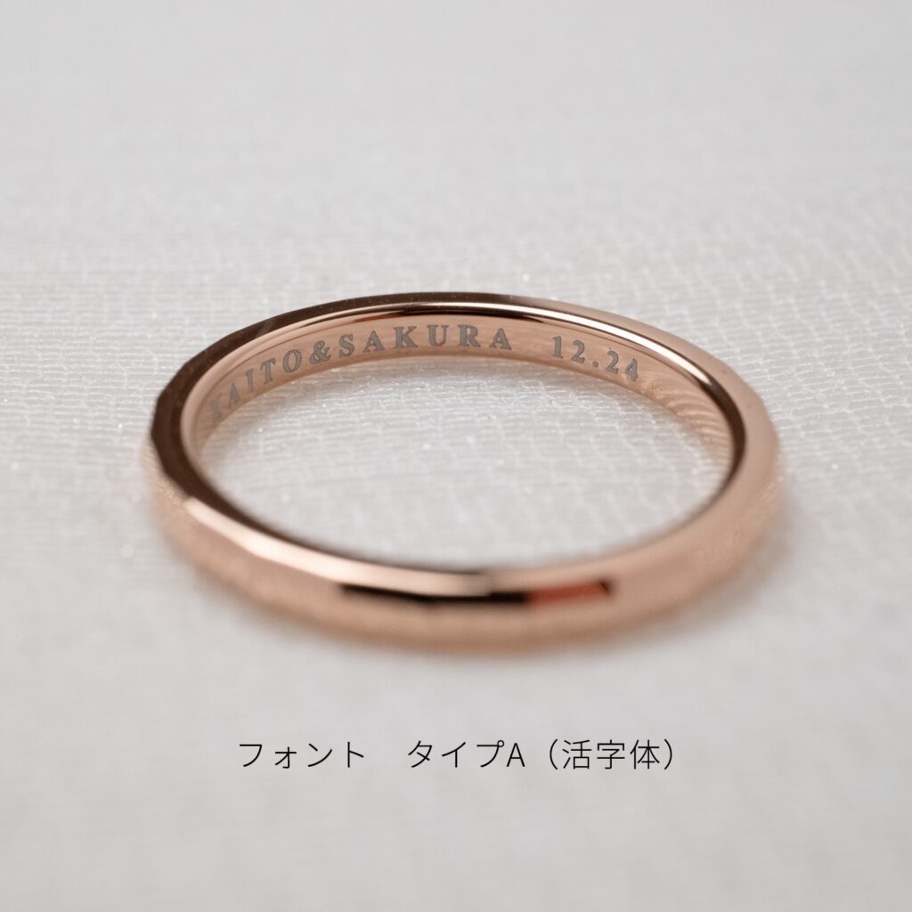LAUSSの刻印されたアクセサリーの写真
