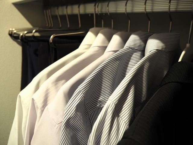 クローゼットの服の写真