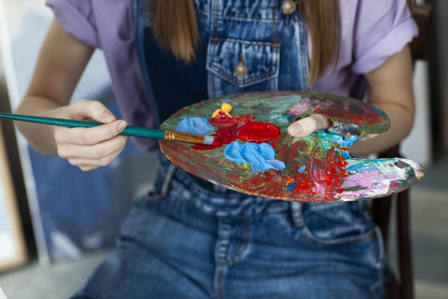 絵画をしている女性の画像