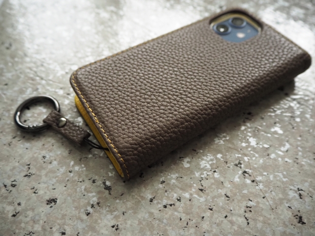 合皮のスマホケースの写真