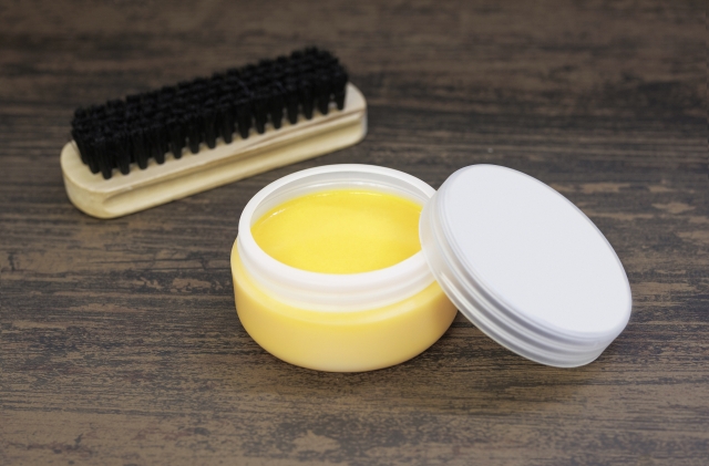 クリームと馬毛ブラシの写真