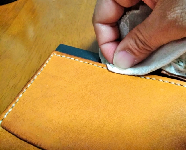 財布の縁を拭いている写真