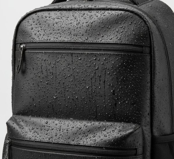 水滴がついたビジネスバッグの写真