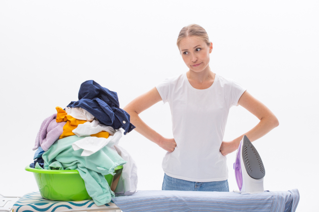 洗濯物に困っている女性の画像