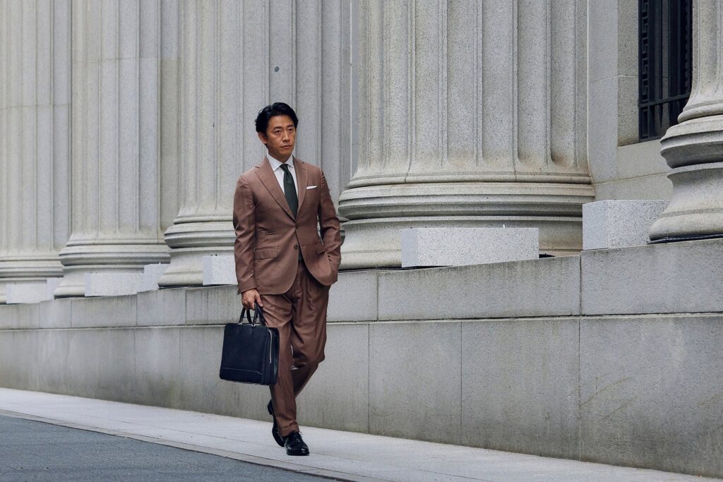 aniary(アニアリ)のバッグを持つ男性の写真