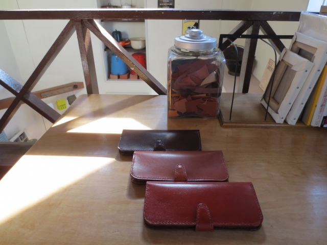 並んだ革財布の写真