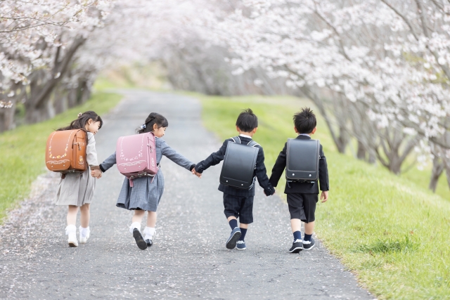 ランドセルを背をった小学生たちの写真
