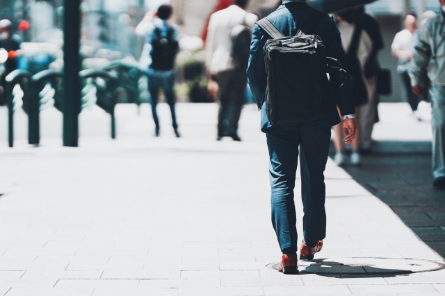 ビジネスリュックを背をった男性の写真