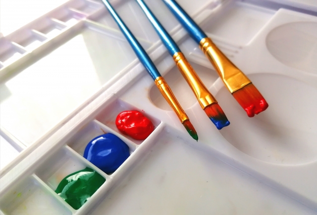 絵の具とパレットの写真