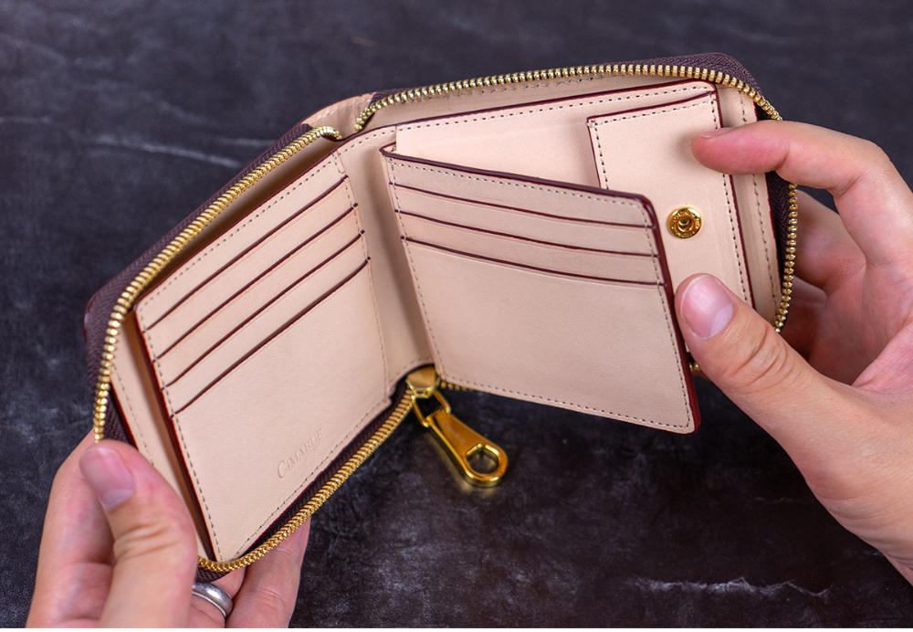 アニリンコードバン ラウンドファスナー二つ折り財布の写真