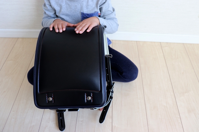 ランドセルを大切にしている小学生の写真