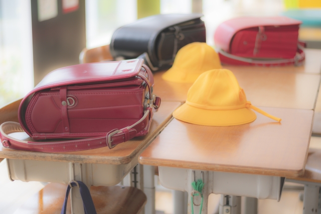 机に置かれたランドセルの写真