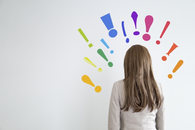 納得している女性の写真