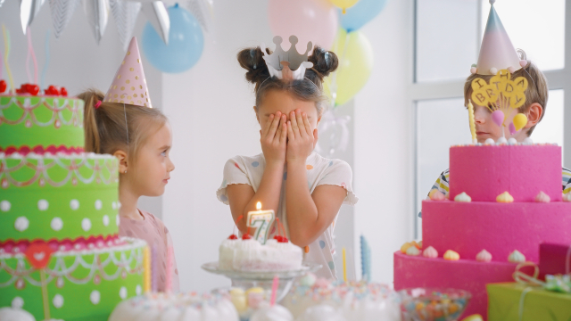 目隠ししている女の子の写真