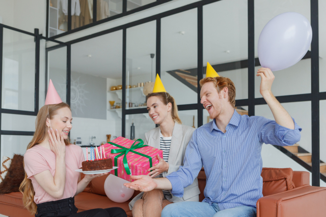 みんなでプレゼントを渡している写真