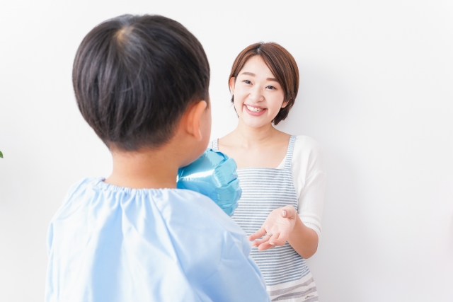 プレゼントをもらう女性の写真