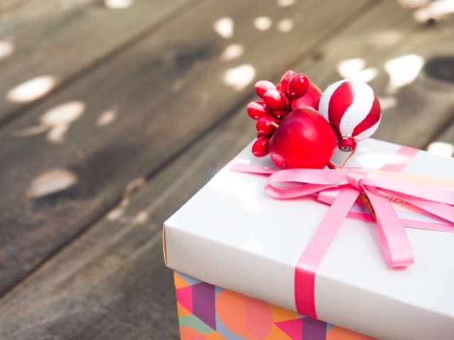 ラッピングされたプレゼントの写真