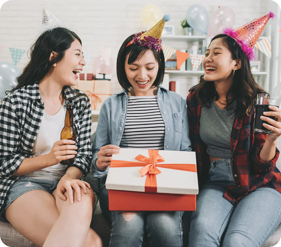 女友だちからプレゼントをもらう女性の写真