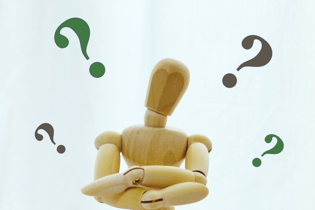 悩んでいる人形の写真