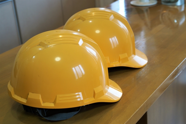 机に置かれた
ヘルメットの写真