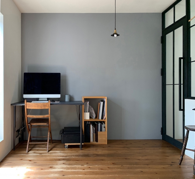 木製デスクがある部屋の写真