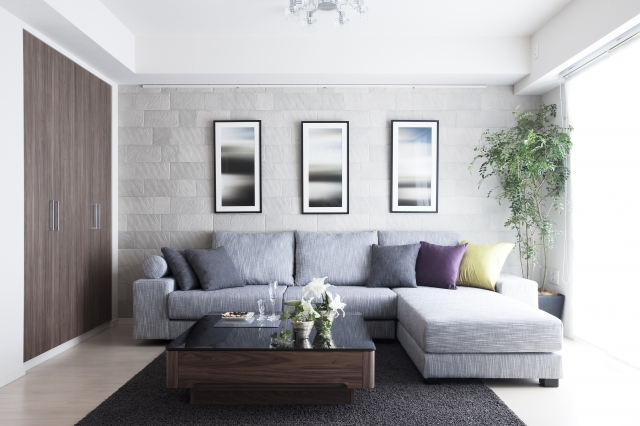 絵画が飾られているリビングの写真