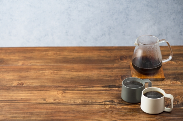 机にコーヒーが置いてある写真