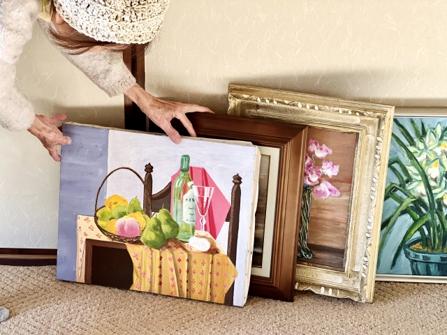 絵画を選んでいる女性の写真