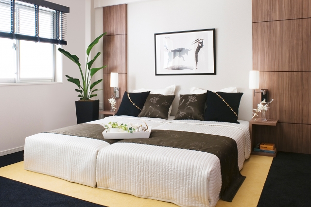 絵画が飾られた寝室の写真