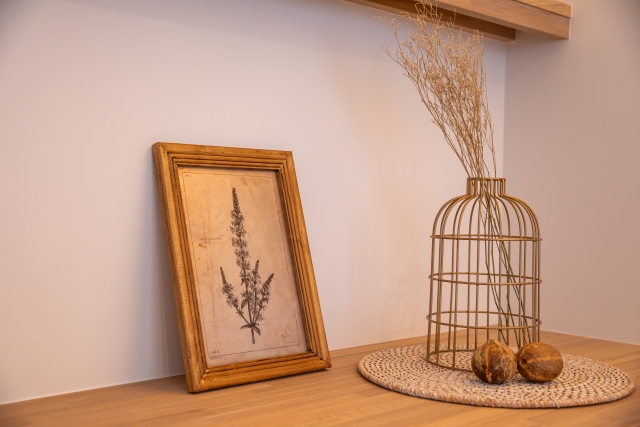 玄関に飾られている絵画の写真