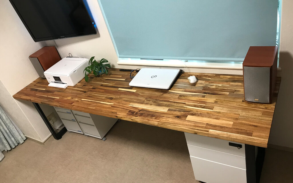 アカシアのデスクの写真