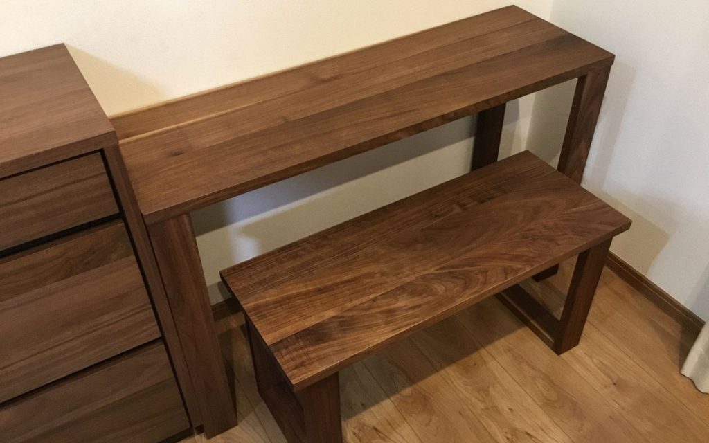 ウォールナットのデスクの写真