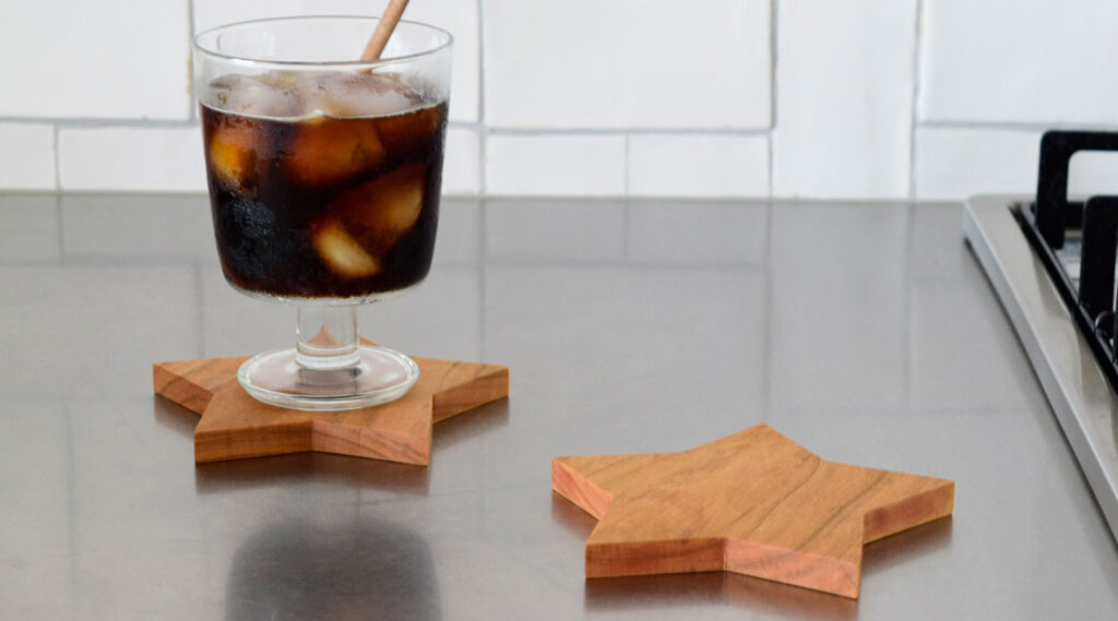 特殊な形状の木製製品の写真