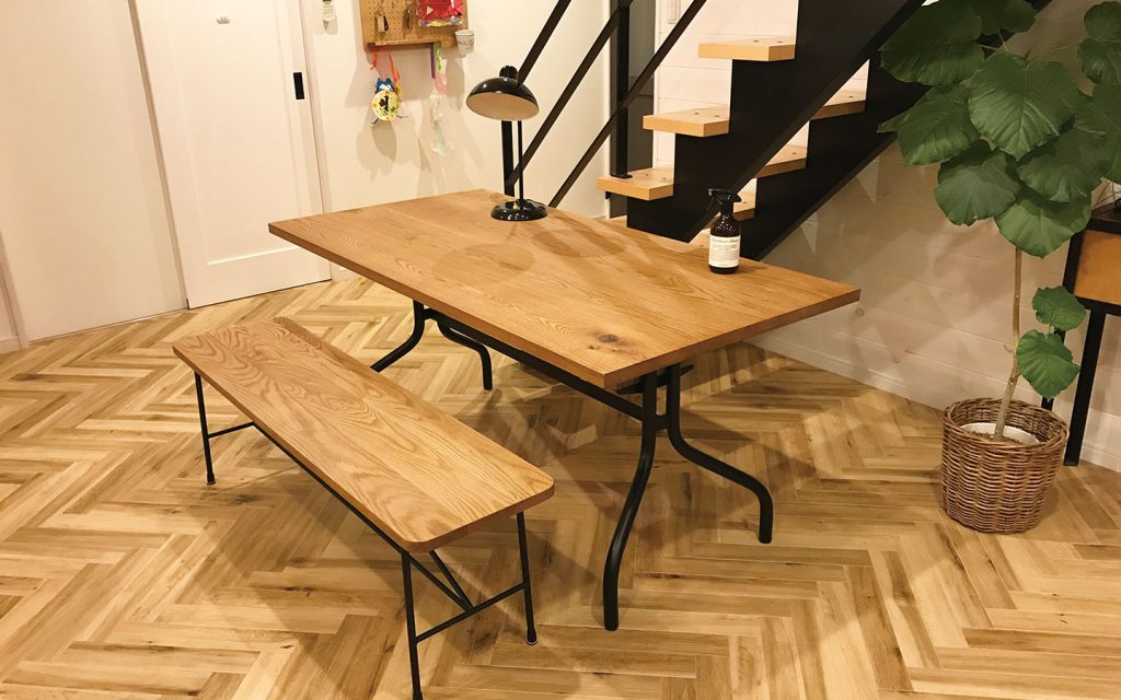 オークのデスクの写真