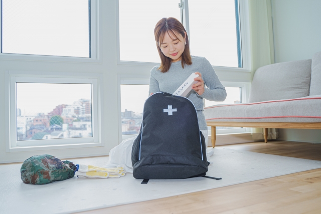 防災グッズを準備する女性の写真