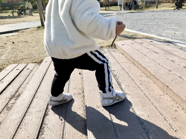 子供靴で歩く子ども