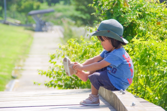 靴を履いている子どもの画像
