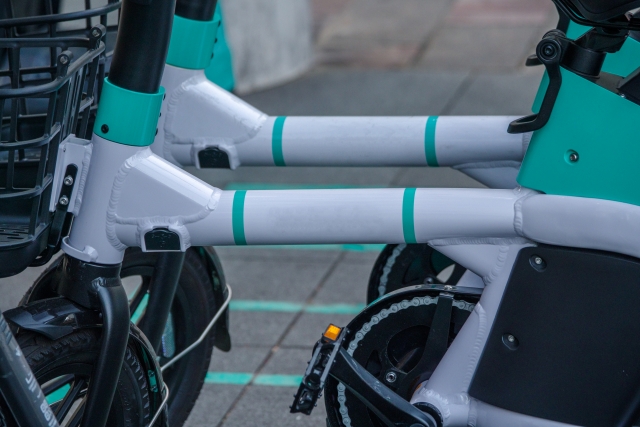 並んだ電動自転車の写真
