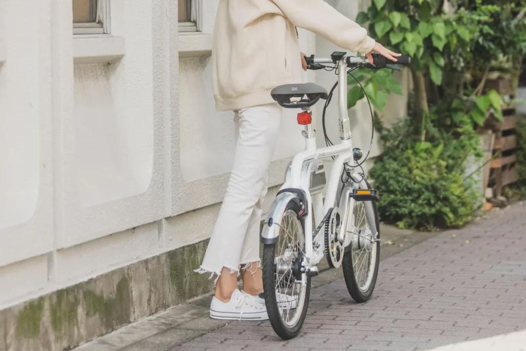 wimoの自転車を押している女性の写真