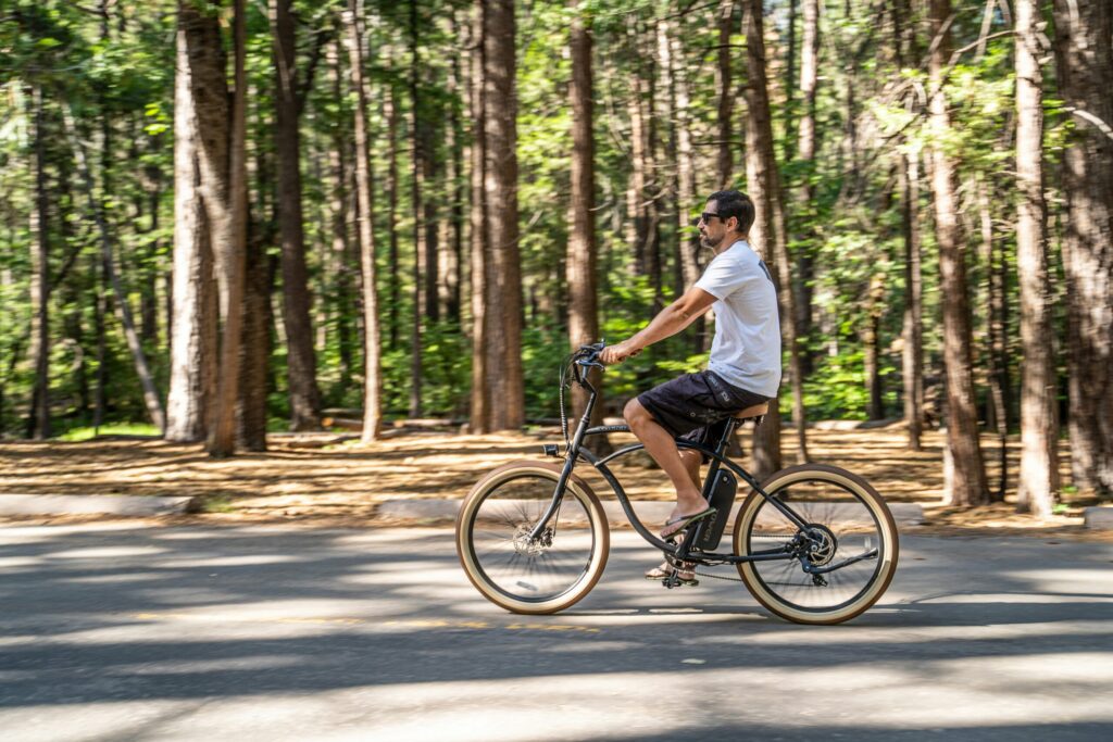 電動自転車で走っている男性の写真