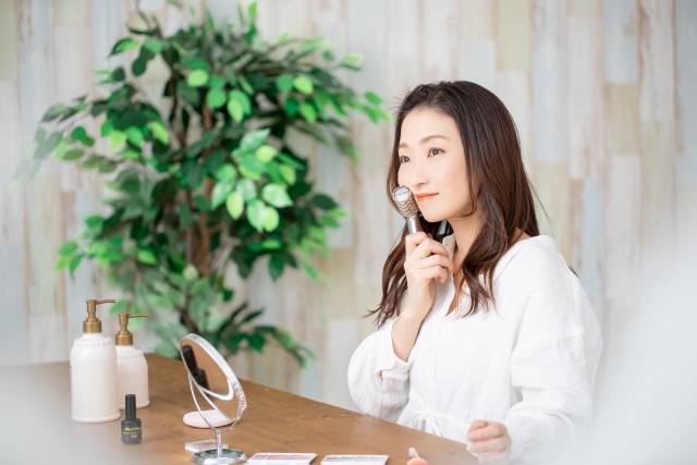 美顔器でケアしている女性の写真